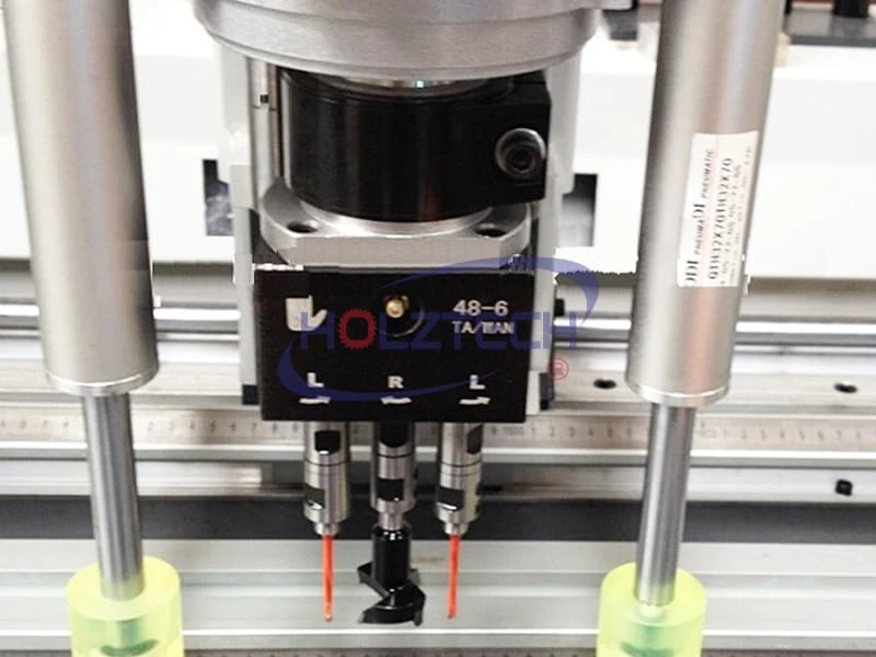 Pneumatic clamps<br> The part is rigidly fixed by two vertical pneumatic clamps