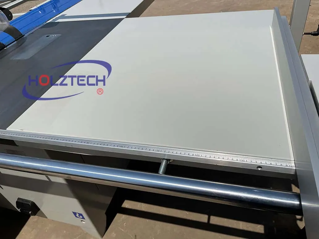 Full size auxilary table with 1400mm rip cutting volume. 