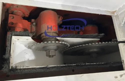 Double saws to cut boards smoothly without chips.