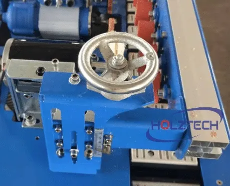 Hand wheel for adjusting the pressing beam according to different board thickness. 