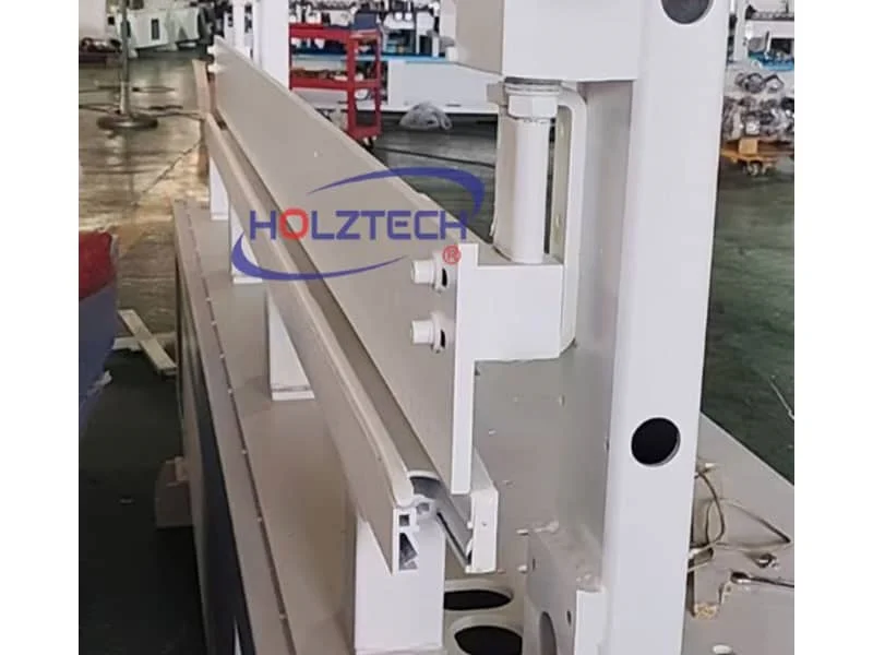 Pressing Beam.  Thick steel clamping beam ensures high precision and excellent rigidity.