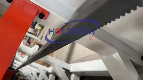 The rack is grinded with high precision，with bevel teeth to keep high presion even for cutting big size board. 