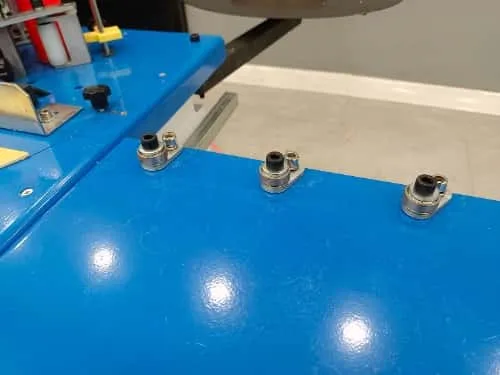 Extensive table at the entrance and exit for long board edge banding.