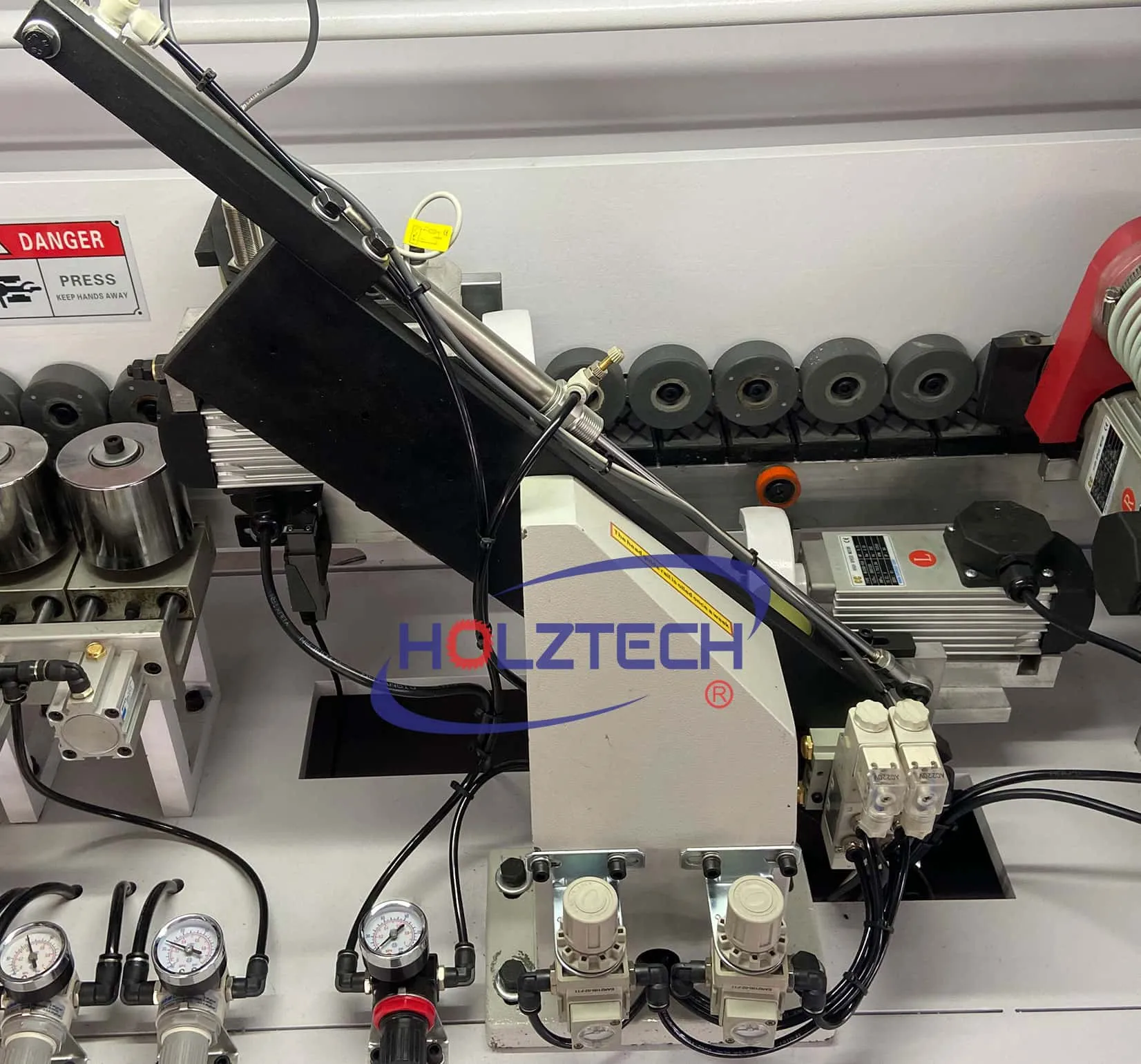 End Trimming.   The linear guide is located at an angle of 45° with 2 motors and 2 saw discs. To cut the extra banding tape in high precision.  