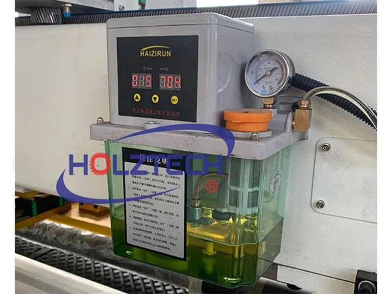 Automatic lubricating pump.