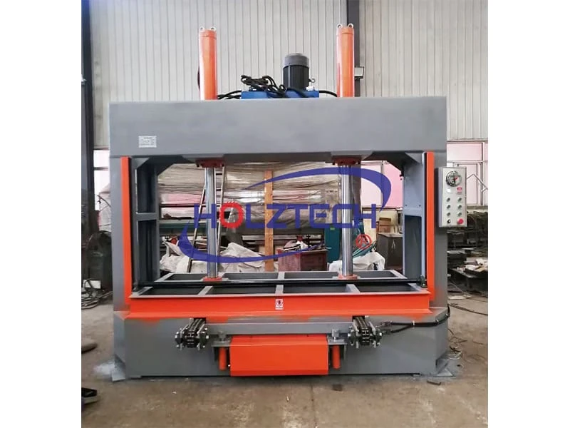 Working table with conveyor chain